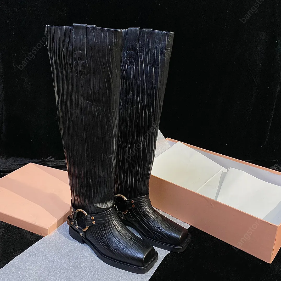 Leathe Buckle Boots Boots-Style Boots Boots Designer Calfskin Plateed أحذية جلدية حقيقية أحذية فاخرة شتاء نساء فارس أحذية مربعة أحذية ميتال جهاز معدني