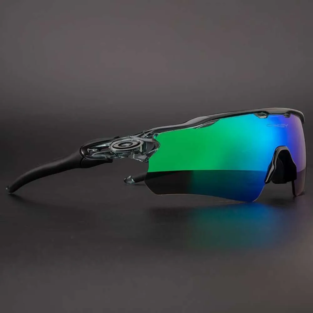 Timeless Classic Oakley Sunglasses For Men And Women Designer Fashion