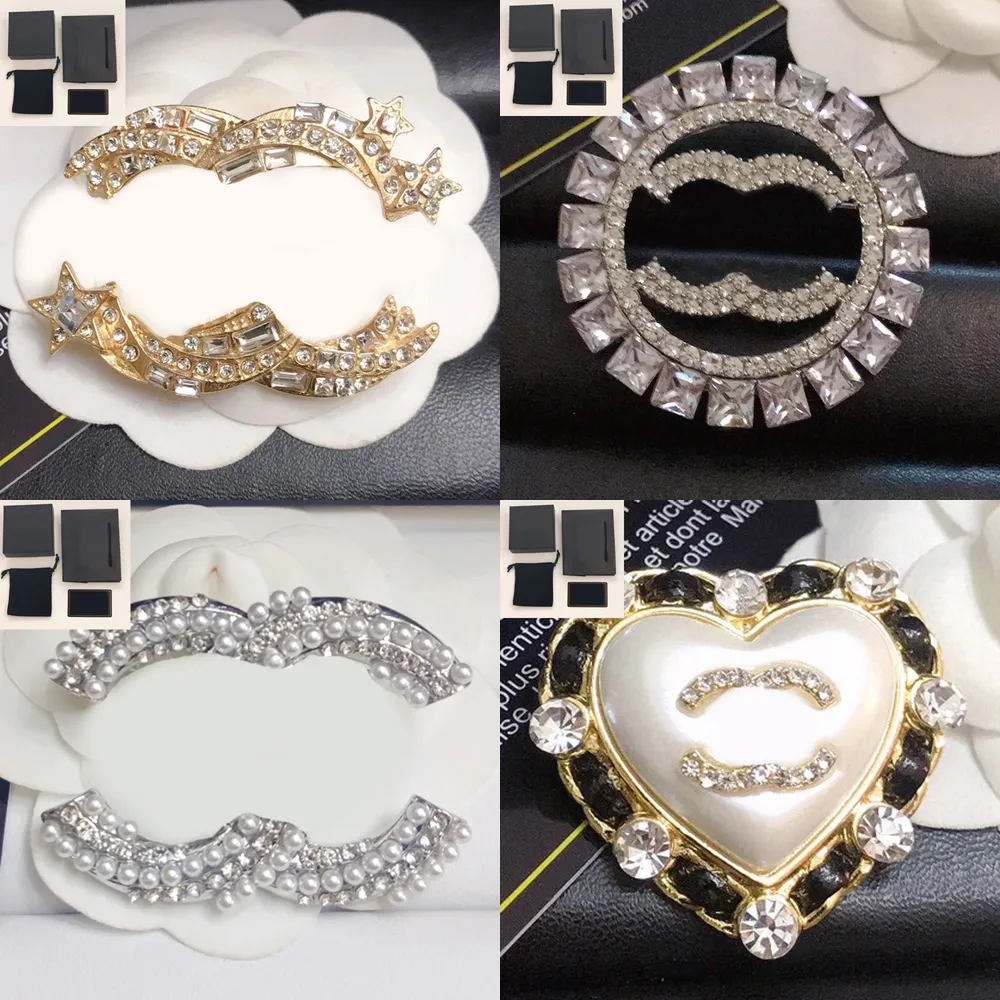 مصمم دبابيس بروش لرسالة العلامة التجارية Crystal Pearl Jewelry Sier Brouches Womens Fashion Clothing Access Concly Gift with Box