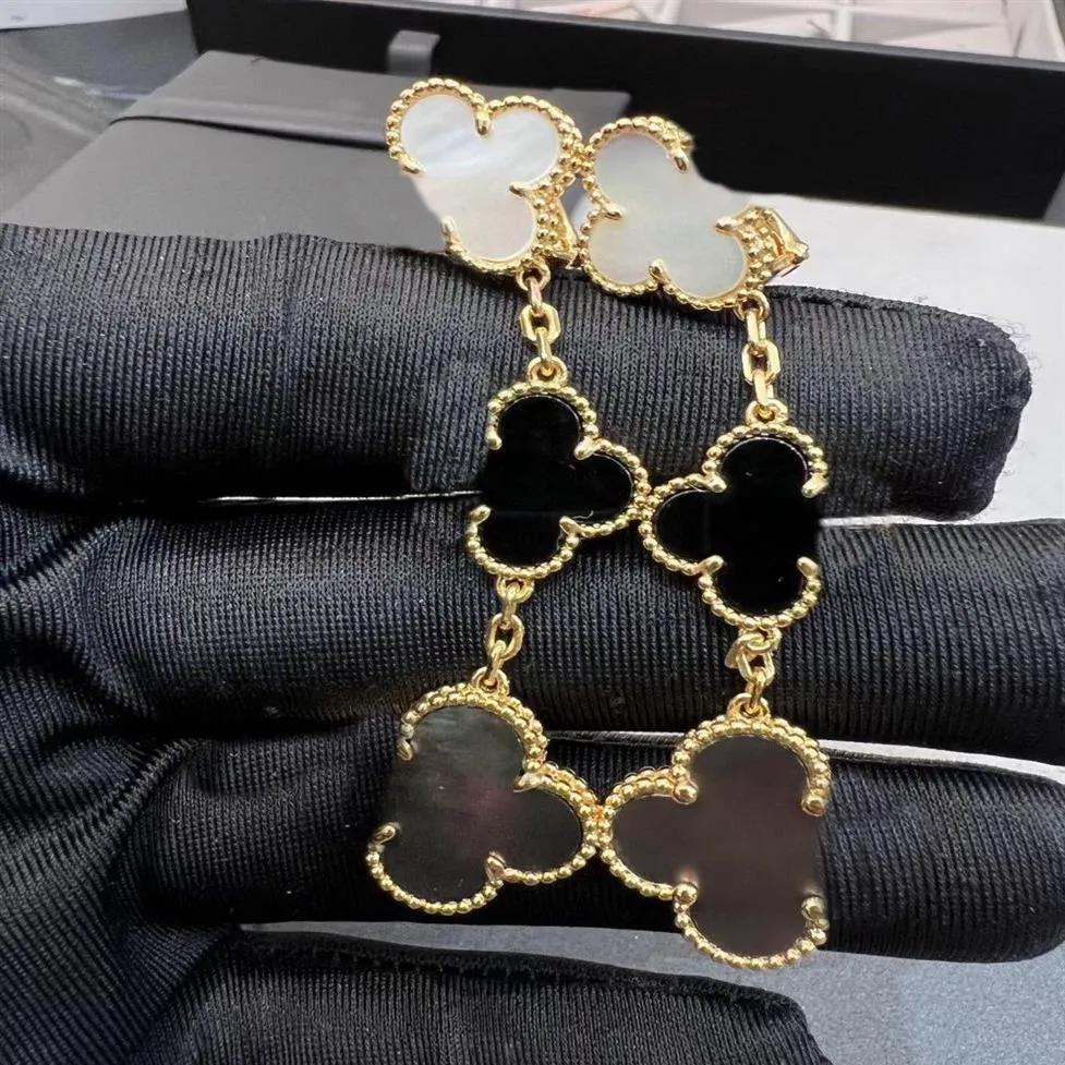 Matériau en or 2022 V Boucle d'oreille à clip de charme de qualité supérieure avec perles de coquillage noires et grises Trois fleurs pour femmes bijoux de mariage cadeau h2714