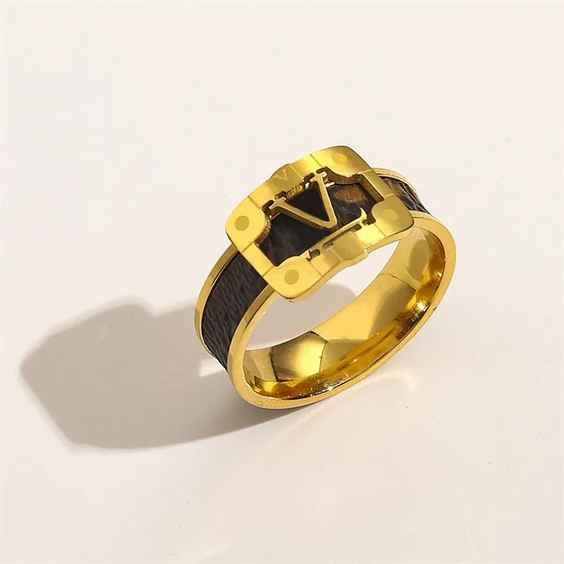 オリジナルのデザイナーリング女性のためのメッキの金指輪贅沢な手紙合金バギュー男性のように恋人の結婚式のジュエリーギフトファッションリングクラシックパーティーZL092