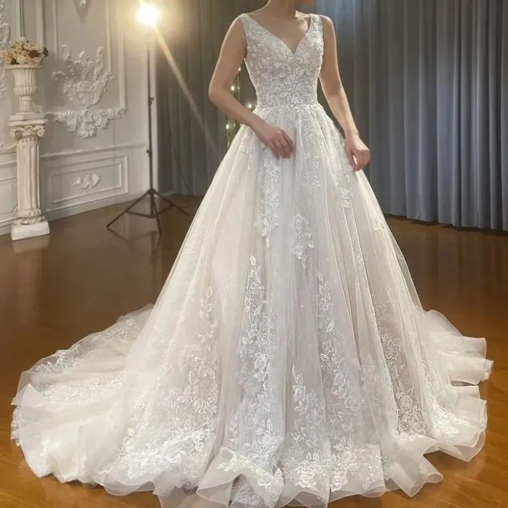 Atemberaubendes 2024 Luxus-Brautkleid mit V-Ausschnitt und Schnürung, glänzend, A-Linie, ärmellos, zarte Perlenapplikationen, schulterfreies Prinzessin-Brautkleid