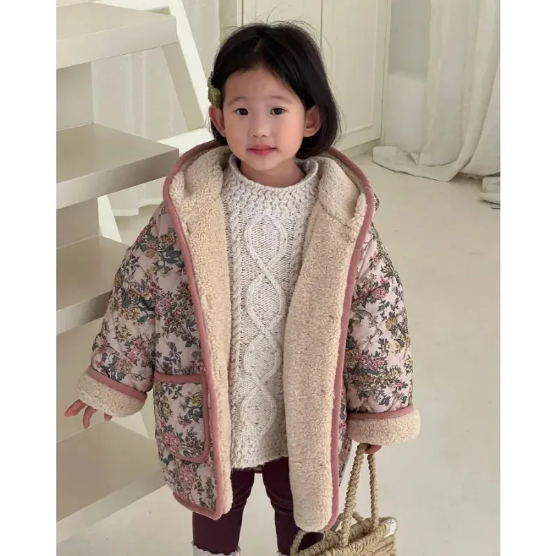 Giacche 8011 Abbigliamento per bambini Cappotto lungo 2023 Giacca invernale imbottita in cotone coreano con fiori per ragazze con cappuccio caldo 231215