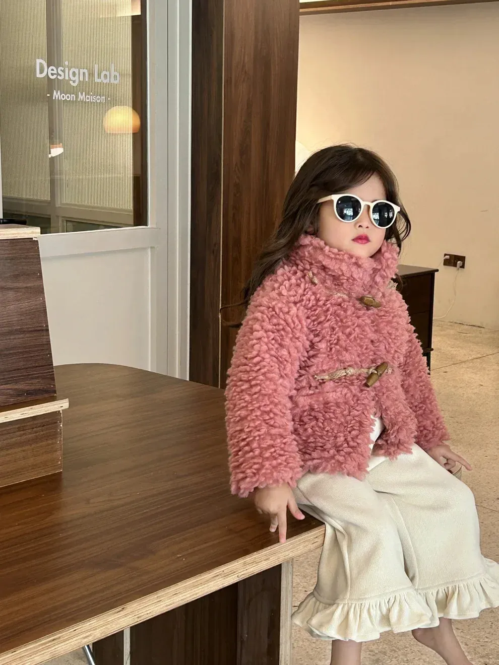 재킷 패션 가을 가을 겨울 여자 아기 모피 코트 핑크 베이지 색 두 개의 경적 버튼 유아 카디건 파카 따뜻한 아이들 아웃복 231216