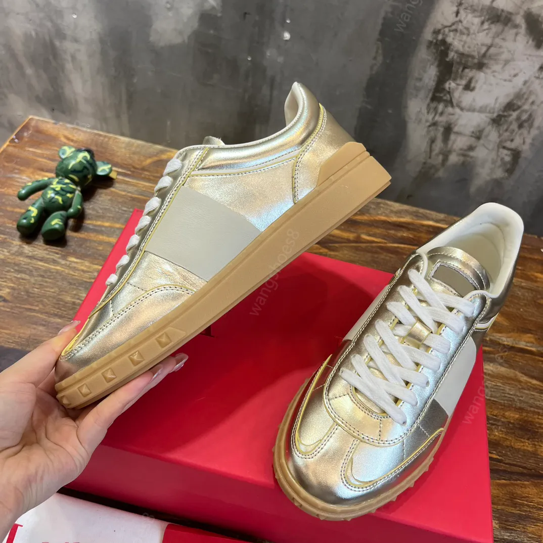 Sneaker Upvillage Scarpe a Fascia in Vitello Nappa Sneakers in Pelle di Vitello Laminata Designer Logo Marchio Serigrafato Borchie Suola in Gomma Lucury Scarpe Uomo Donna