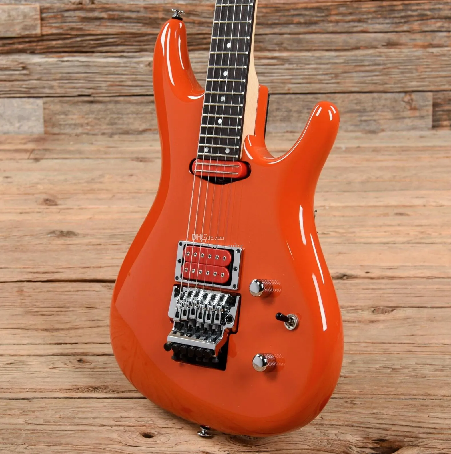 JS2410 Joe Satriani Signature Muscle Car Оранжевая электрогитара Floyd Rose Tremolo Bridge Стопорная гайка Трехкомпонентный кленовый гриф Накладка грифа из палисандра с точками Инкрустации Красные звукосниматели