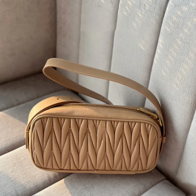 Luxurys väskor handväska handväskor purses designer väska kvinnor kvinnor crossbody axel designers lyx plånbok mini dhgate snapshot sadel lyxdesignerbag7777