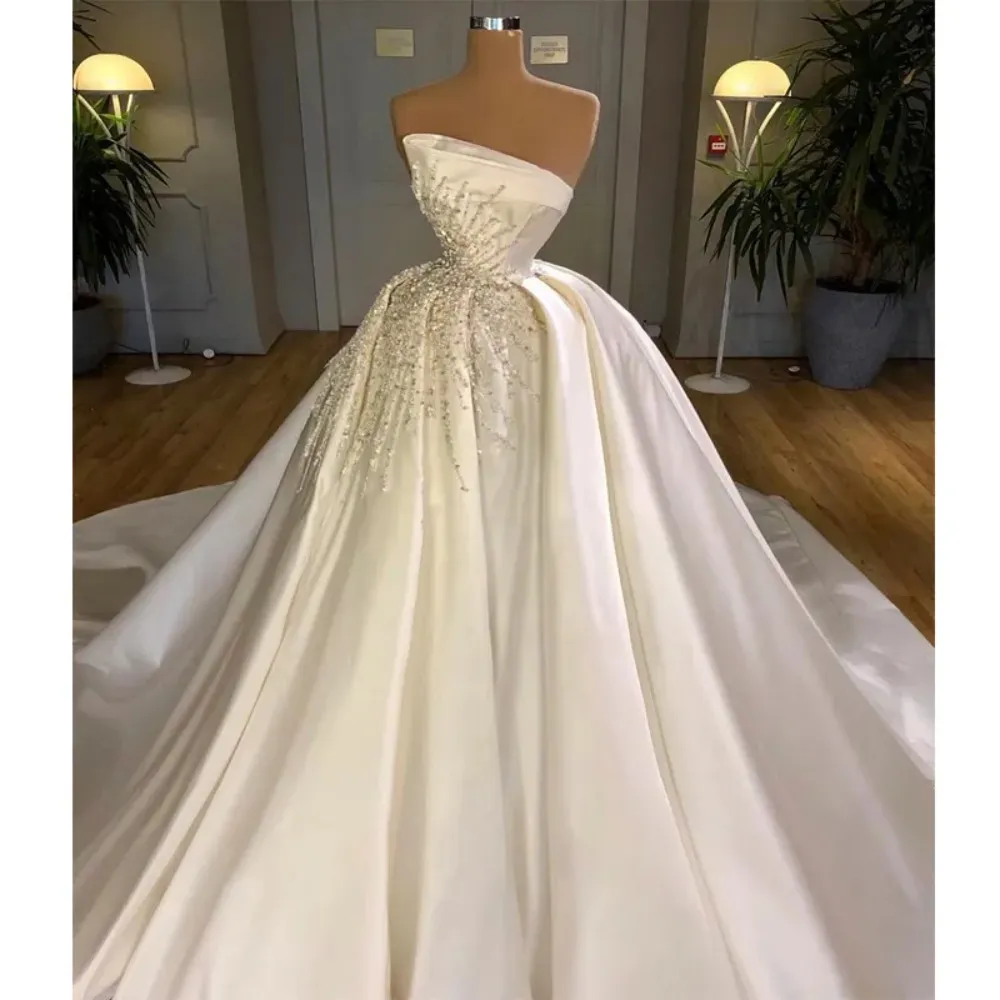 Prachtigebride 2024 Witte Sexy Strapless Kralen Kristal Kanten Baljurk A-lijn Trouwjurk Luxe Mouwloze Bling Prinses Bruidsjurk Op Maat