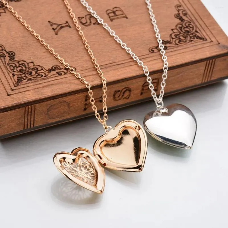 Chaînes Sweet Peach Heart Love Chain Collier pour femme Creux gravé Ouverture et fermeture en forme de boîte Po