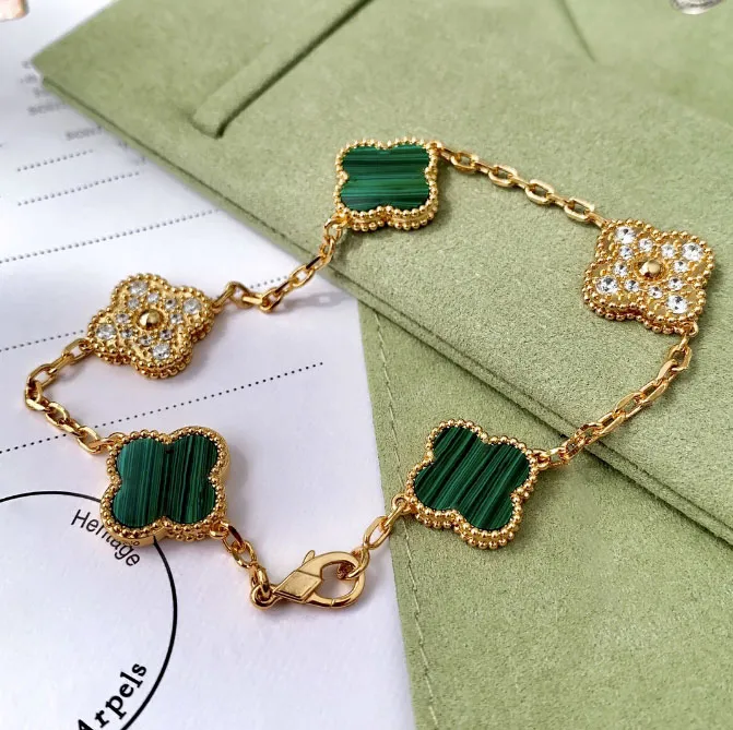 Clover Armband Womens 2024 Designer Armbandskedjedesigner smycken elegant pärlemor armband 18k guld kvinnor och tjej gåva charm armband bra