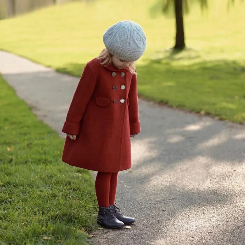 Frühlings- und Herbstkinder tragen einfachen Wollmantel für Mädchen im langen roten Mantel