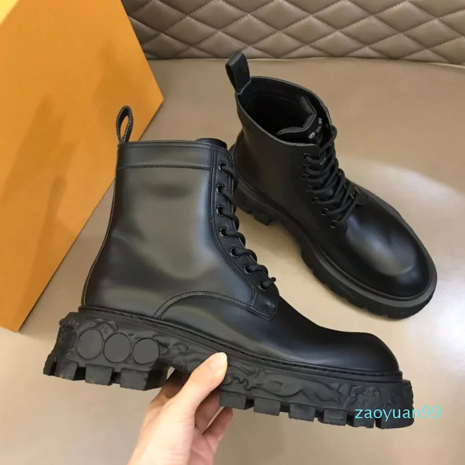 Stivali da donna Stivaletti firmati scarpe in pelle oversize da uomo Stivaletto monolitico Martin alla caviglia di ispirazione militare con plateau da combattimento fondo da donna