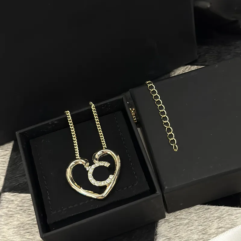 Designer Luxe Klassieke Messing Ketting Franse Merk Dubbele Letter Ingelegd Strass Hart Hoge Kwaliteit Koper Vrouwen Charme Ketting Geven Zusters Mode-sieraden