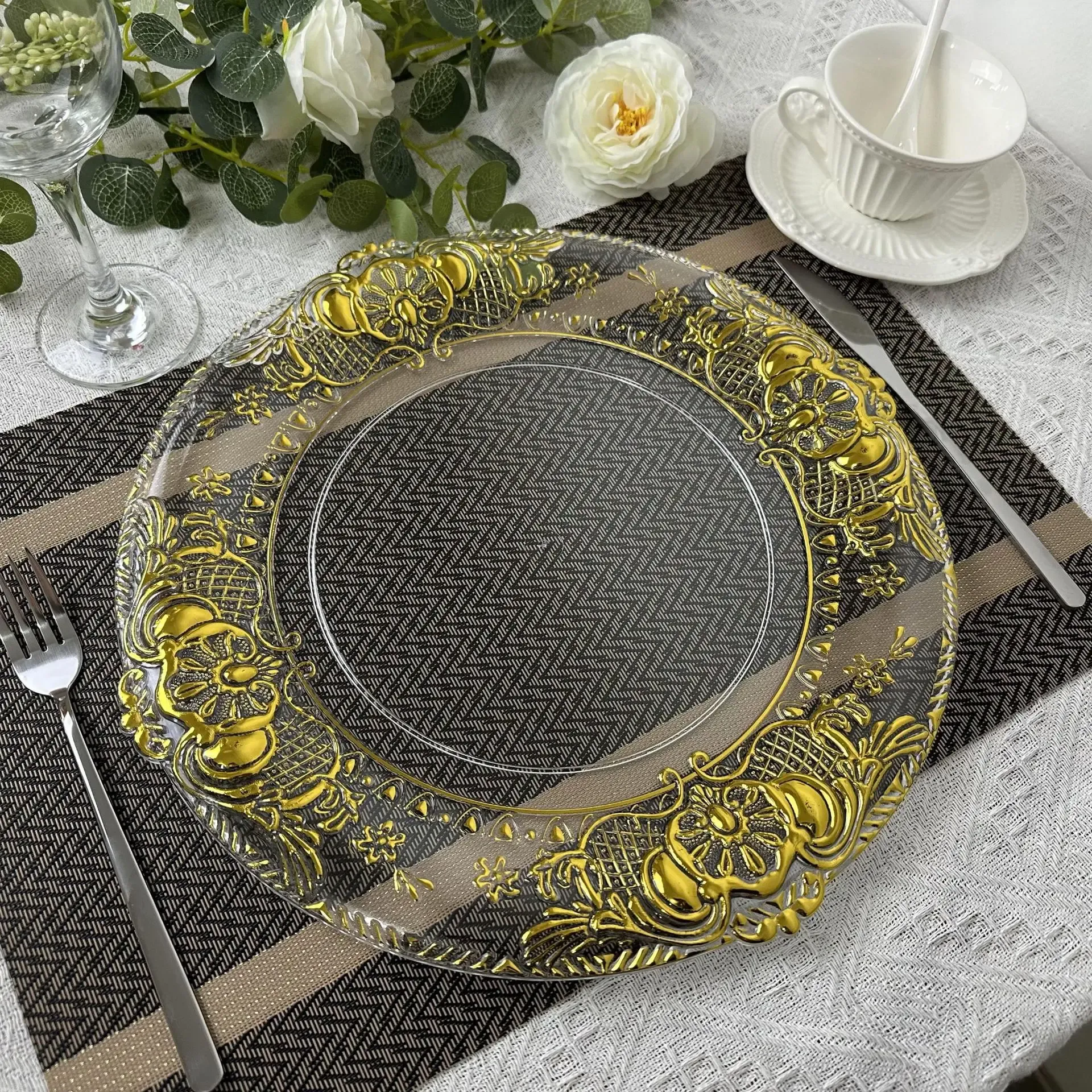 50 stuks opladerplaten doorzichtig plastic dienblad ronde gerechten met gouden patronen in Europese stijl acryl decoratieve eetplaat voor tafelschikking