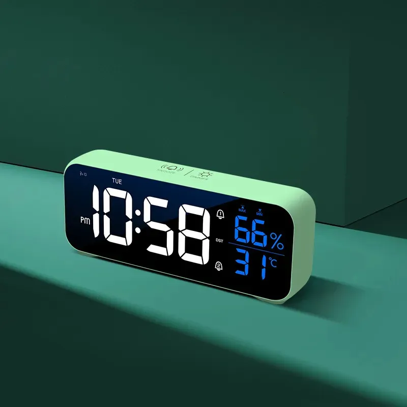 Skrivbordklockor Musik LED Digital Alarm Clock Voice Control Temperatur Fuktighet Desped Despop Home Decoration Buildin 1200mAh 231216