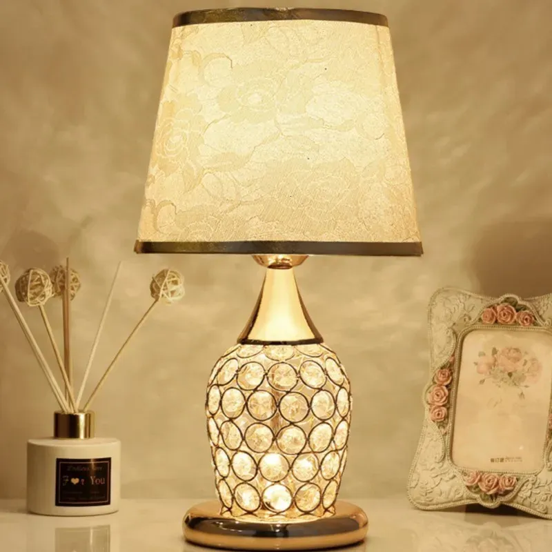 Novità Lampada da tavolo in cristallo in stile europeo Ins Camera da letto semplice e moderna Lampada da comodino decorativa creativa calda e romantica 231216