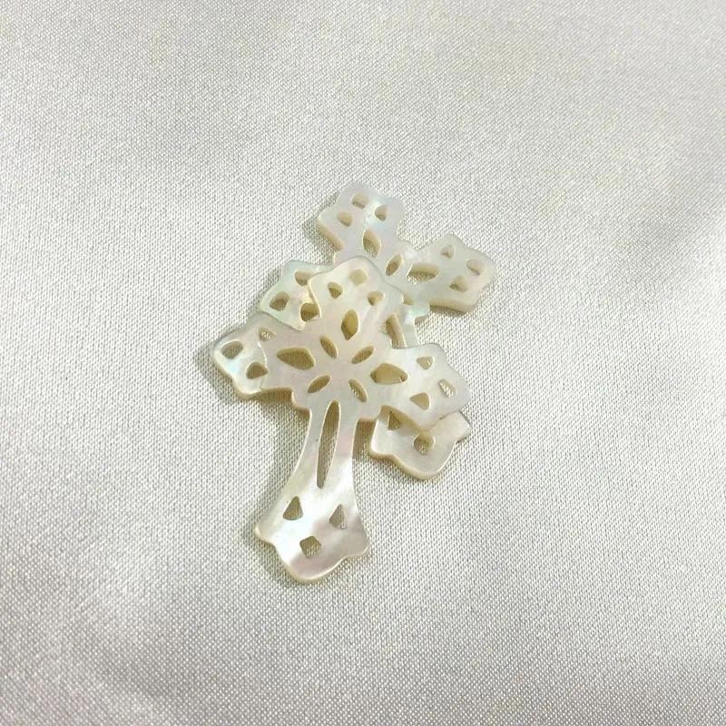 Andra 24*30mm 4st/Lot 100% Pure Natural Sea Shell Hollow Out Cross Shape Pärlor smycken hängsmycken Charms