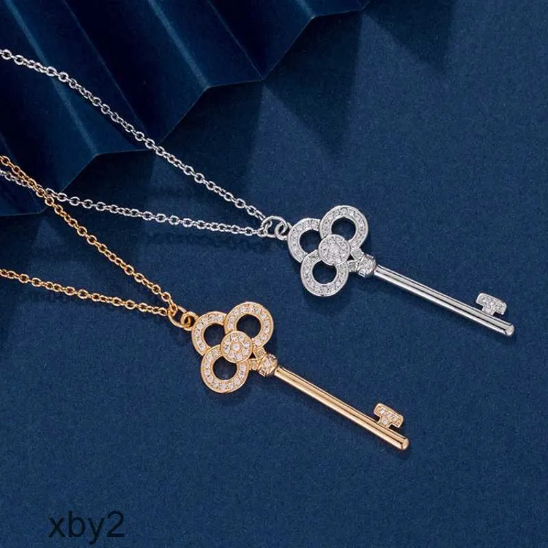 Charmarmband T Family Key Necklace V Gold Plated 18 K Inlaid Diamond Heart Crown Full Pendant Collar Chain 2024 Designers