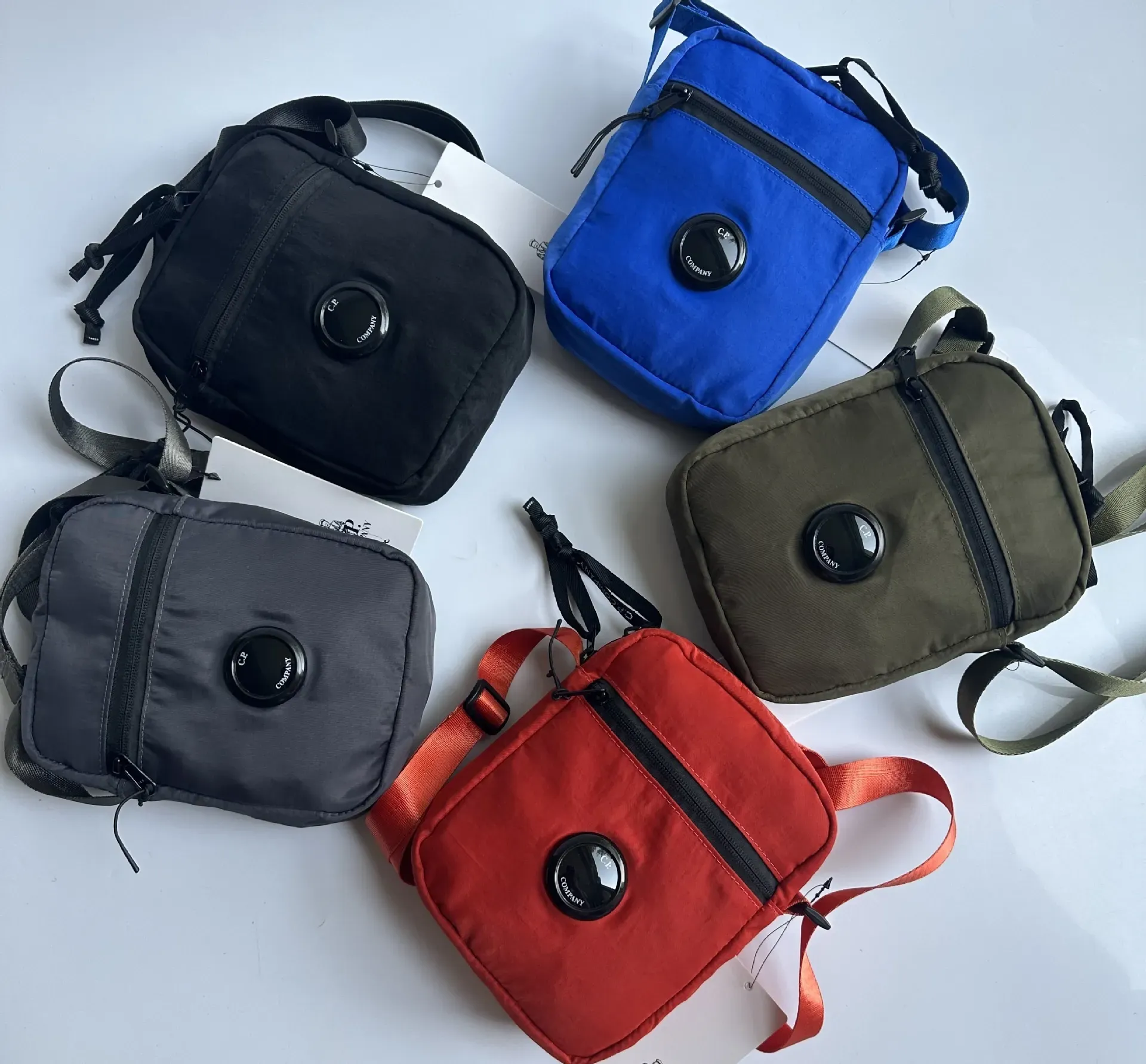 Nouveau sac de silling cp Sac à bandoulière pour les hommes et les femmes Sac de téléphone portable One Lens Lunes Classical Femmes décontractées Tote Packs Packs de taille Sacs