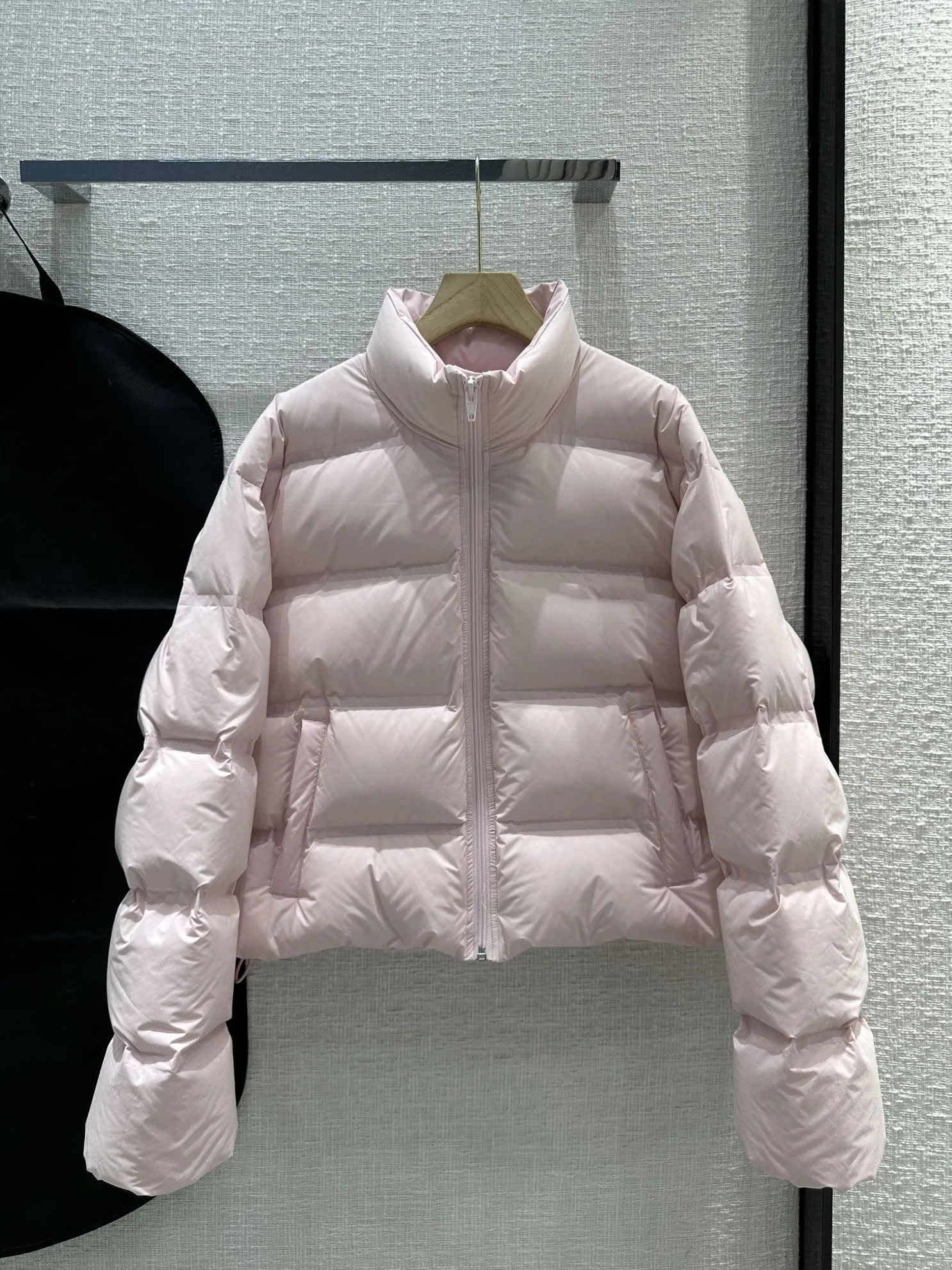 Sombrero rosa suave menos cómodo y cálido chaqueta de la pista Down Parkas 2023 Nuevo collar de invierno Marca de manga larga Capas de diseño de la misma estilo