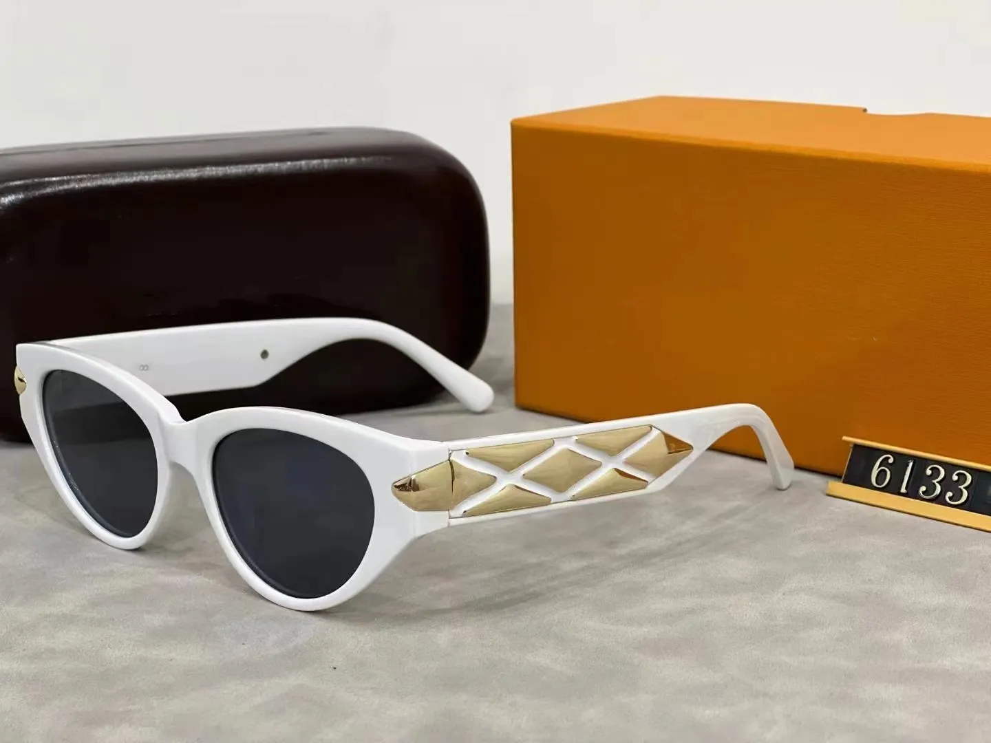 Kadınlar için Lüks Tasarımcı Güneş Gözlüğü Kedi Göz Güneş Gözlüğü Kişiselleştirilmiş Tasarım Altın Bacak Güneş Gözlüğü Sürüş Seyahat Alışveriş Plajı Kutu ile