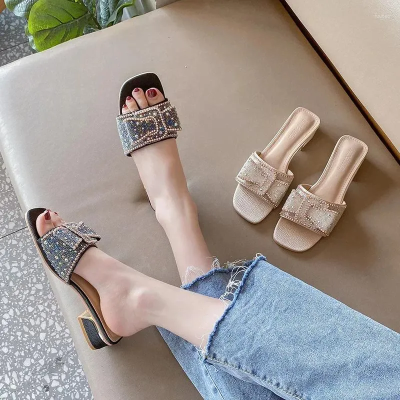 Sandaler Mid-heel tofflor Kvinnor Summer Ytterkläder 2024 Instagram Tidewater Diamond Fairy Open-Toe Fashion Flip-Flops Plus Size 41 43