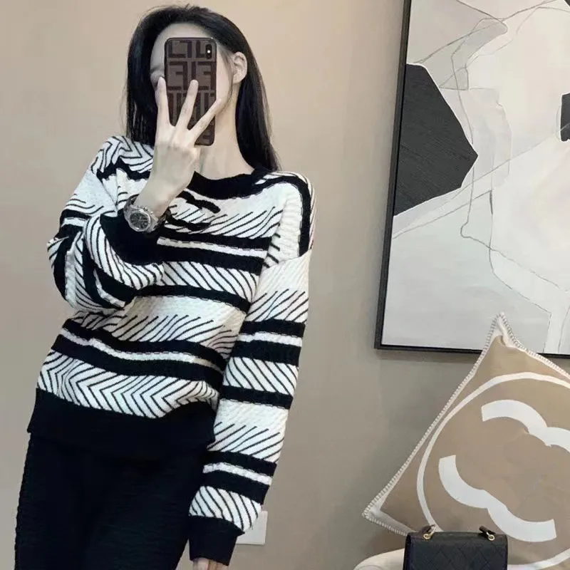 C-Letter Flocking Embroidery Round Neck Knitwear Sweater for Women
