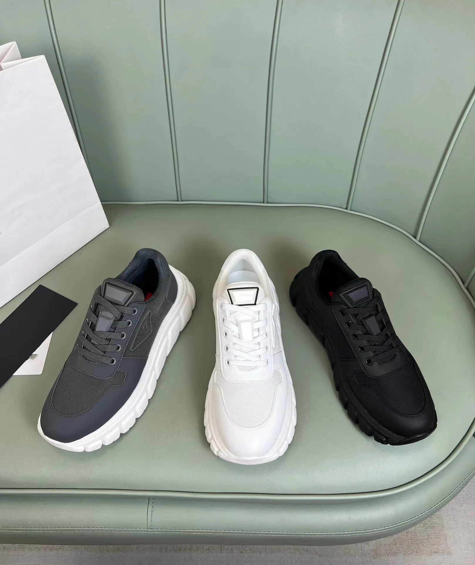 2024 Nouvelles chaussures de créateurs Chaussures de sport de luxe européennes et américaines pour hommes Noir, Blanc, Gris, Couleurs polyvalentes Chaussures de sport avec boîte parfaite