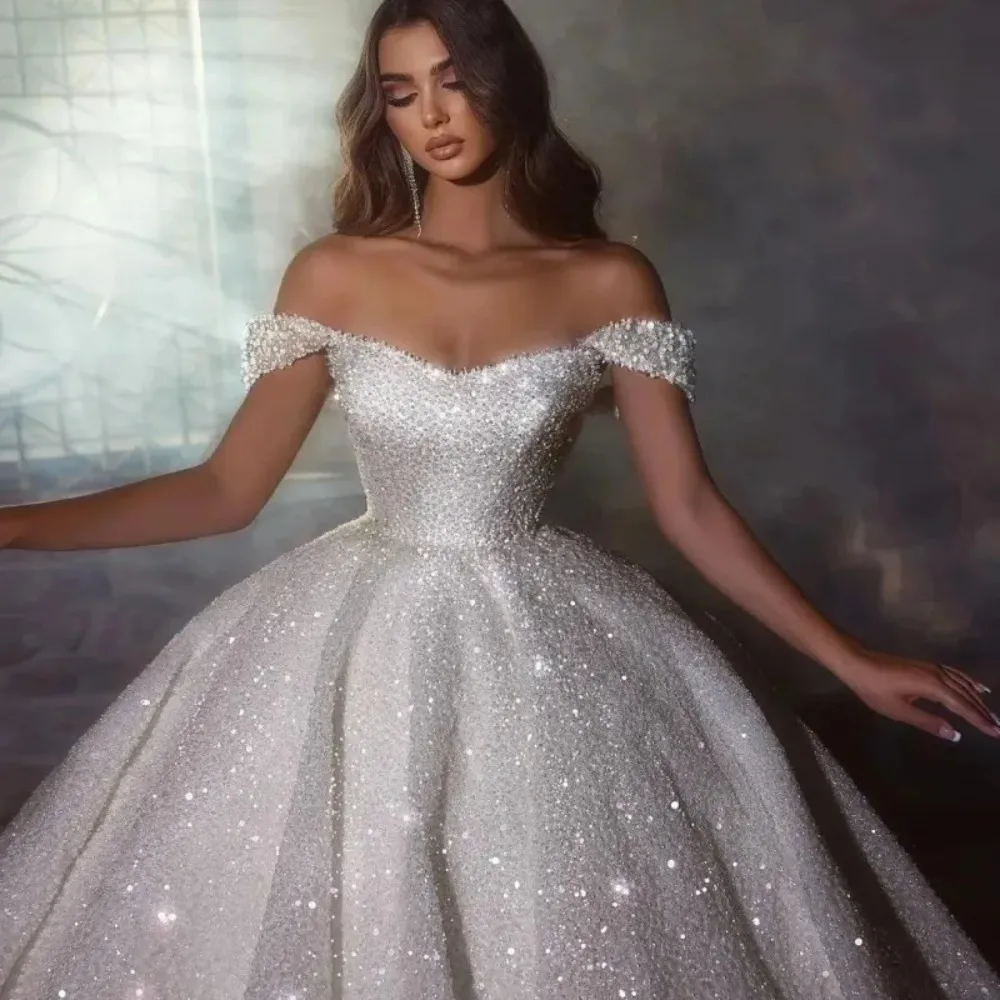 Atemberaubendes 2024 Charmantes, glänzendes, sexy, trägerloses, schnürbares Ballkleid, glänzendes Hochzeitskleid, luxuriöses, schulterfreies Prinzessin-Brautkleid mit Perlenstickerei