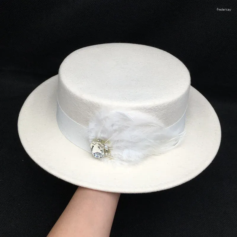 Bérets Automne et hiver Français élégant laine chapeau plat noir blanc plume mariage strass design feutre élégant