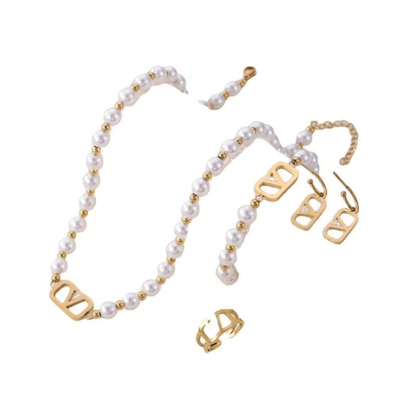 Diseñador Pulseras de perlas Elegante Moda Chapado en oro V Letras Collar para mujer Pendientes y anillo Exquisito Conjunto de joyas Accesorios con caja de marca