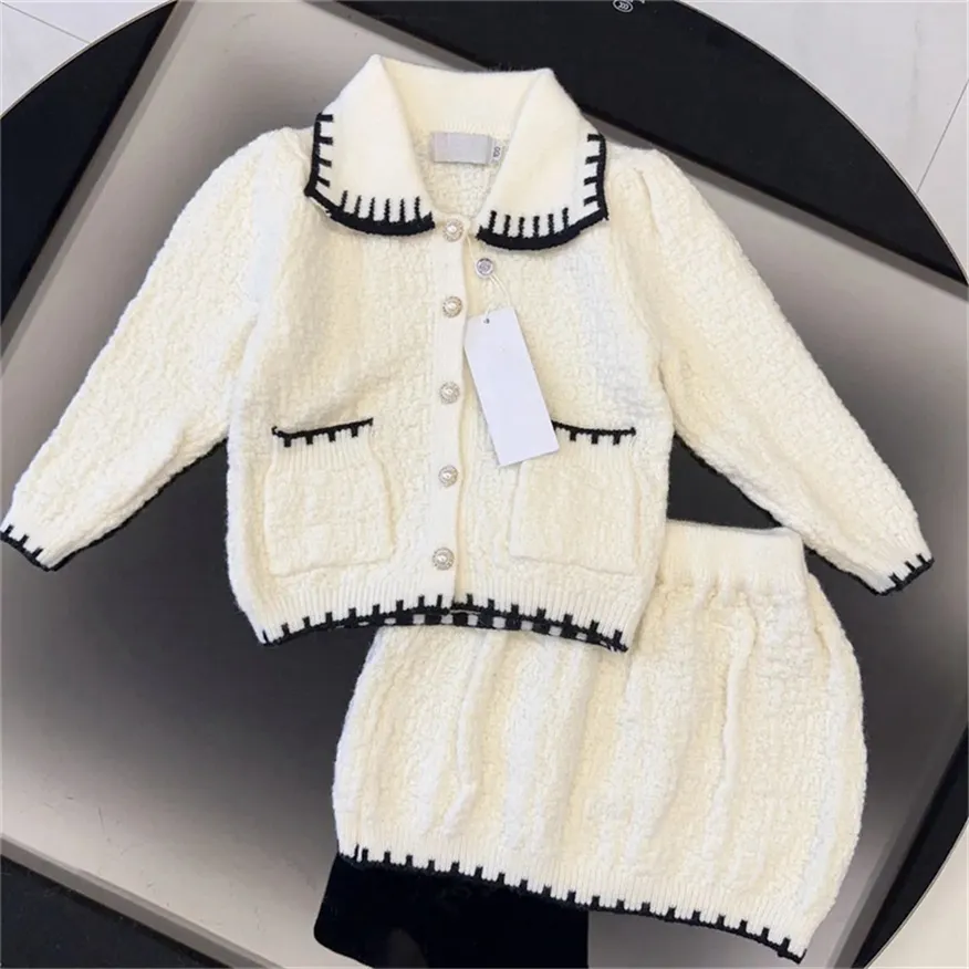 Designer Girls Sweater Tracksuit Wool Knit Sweater Tracksuit Crew Neck Pullover Kjol 2 Piece Set Kids Girls Logo Märke Kläder Långärmad byxor Set 90-160cm C03