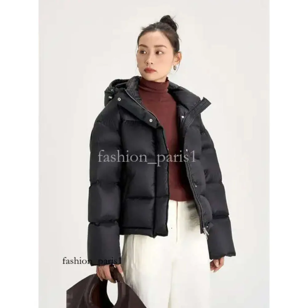 グースダウンジャケット、女性用の短いフード付き、ゆるくて温かい、濃厚なジャケット、小さな男性向け、冬の新しいスタイル479