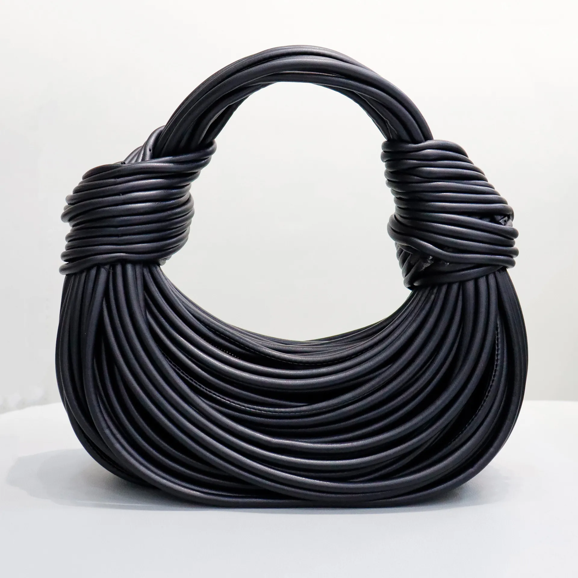 Designer handvävd läderkvällskoppling: äkta läder, fransk elegans, geometrisk minimalism, nudelväska - exklusiv avslappnad handväska ny ankomst chic svart