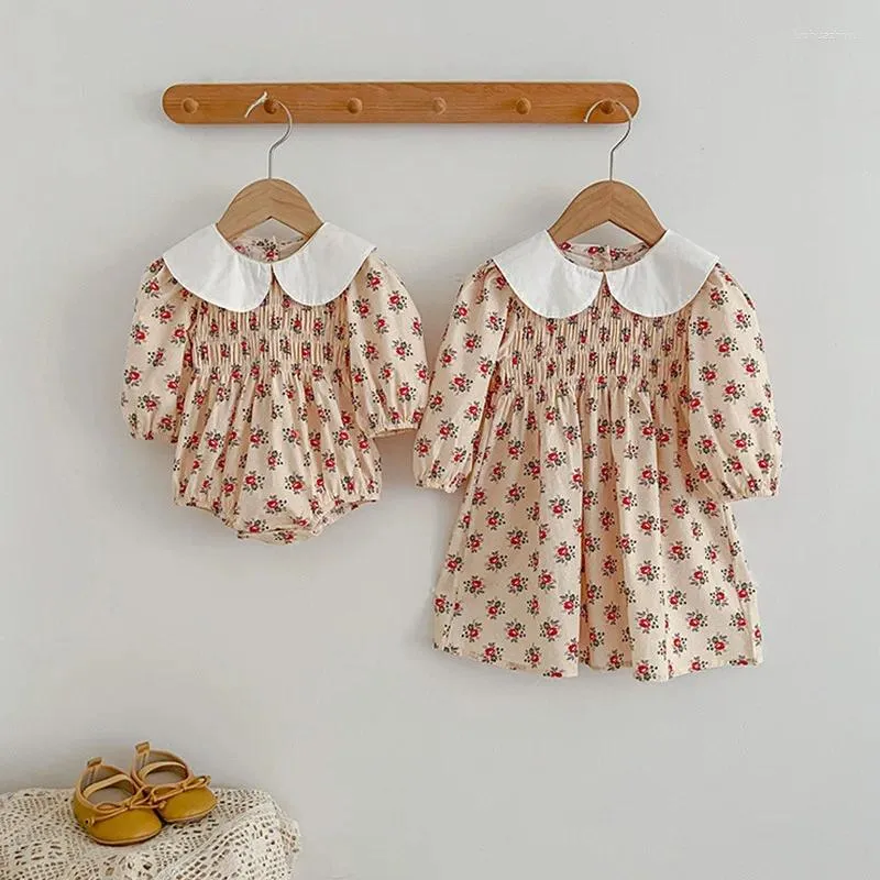 Robes de fille 2023 Vêtements assortis avec des sœurs pour enfants Enfants Vintage Série d'impression florale Robe smockée Smocks Romper Tenue des tout-petits