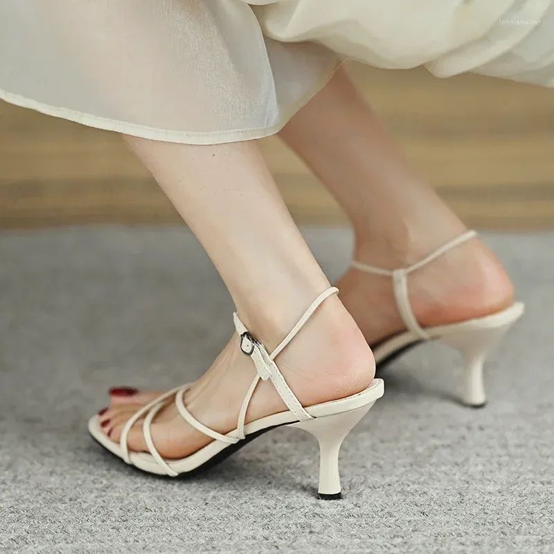 Sandales de marque de styliste avec boucle de cheville, chaussures sexy et étroites à talons hauts romains pour dames, chaussures élégantes chics d'été 2024