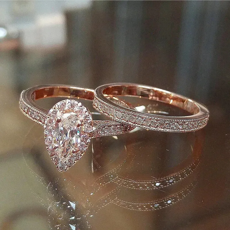 Bague Solitaire Huitan AAA Zircon Pierre Micro Pavé Bague De Mariée Ensembles Romantique Couleur Or Rose Bagues de Fiançailles En Gros Lots En Vrac Midi Anneaux 231218