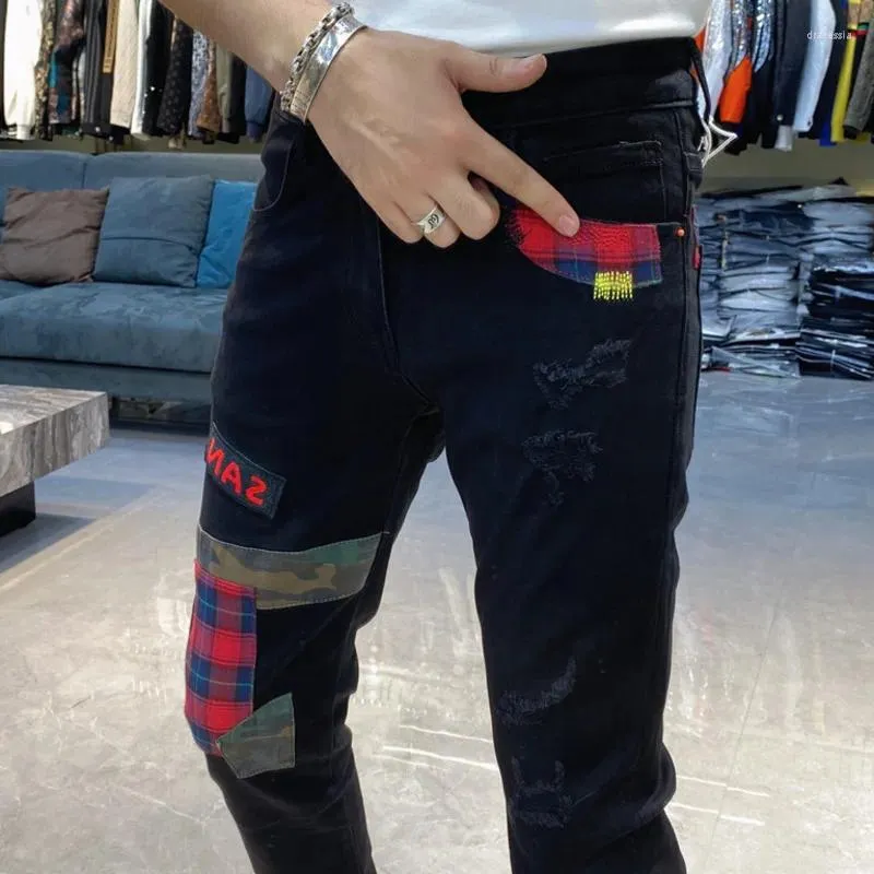 Мужские джинсы 2023, осенние индивидуальные цветные рваные мужские брюки с нашивкой, уличные облегающие мотоциклетные брюки Homme