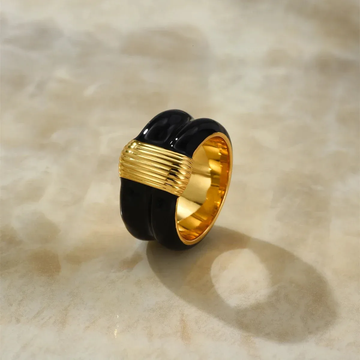 Bant Yüzük Londrail Ring Siyah Damla Yağ Sırt Desen Yüzük Ridge Desen Emaye Damlası Sır Kadınlar Vintage Advanced Sense Ring 231218