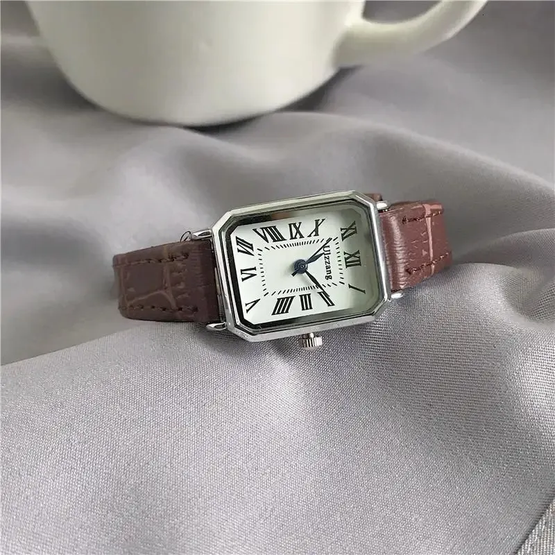 Wristwatches Retro Watches Classic Casual Quartz Dial Leather Strap Band Rectangle Clock Fashionable Wrist for Women 231216