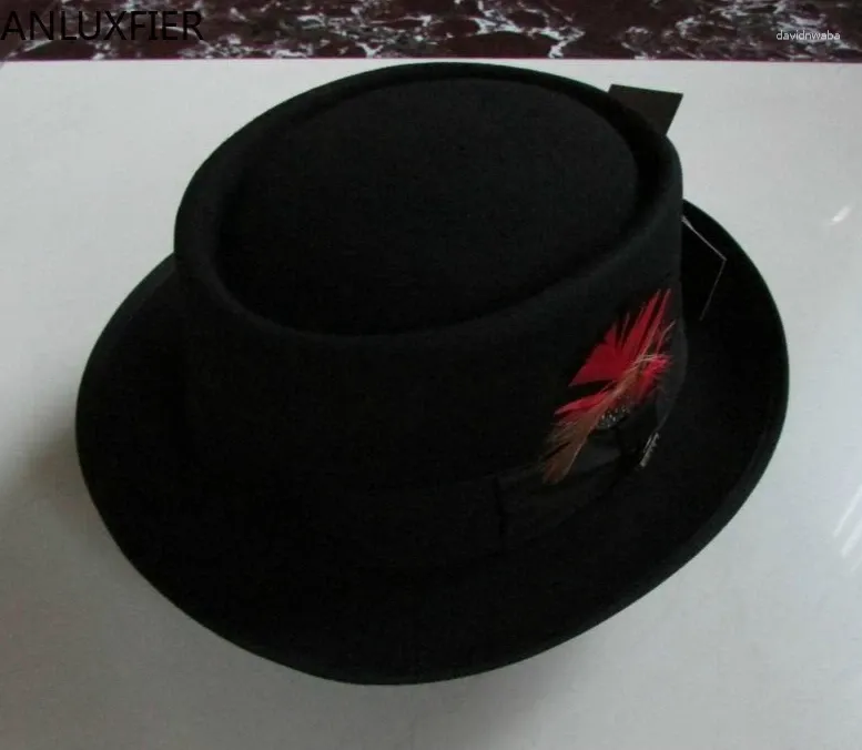 Berets B-8129 Woolowy kapelusz męski Męska moda Fedoras Woolen Cap Wide Brim Joker Mężczyźni i kobiety Double Black Bowtie Retro