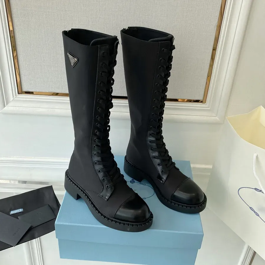 Fashoin Autunno e Inverno Triangolo Logo Stivali stile britannico da donna Scarpe alte da donna Stivali Martin Stivali corti Stivali medi in nylon con lacci