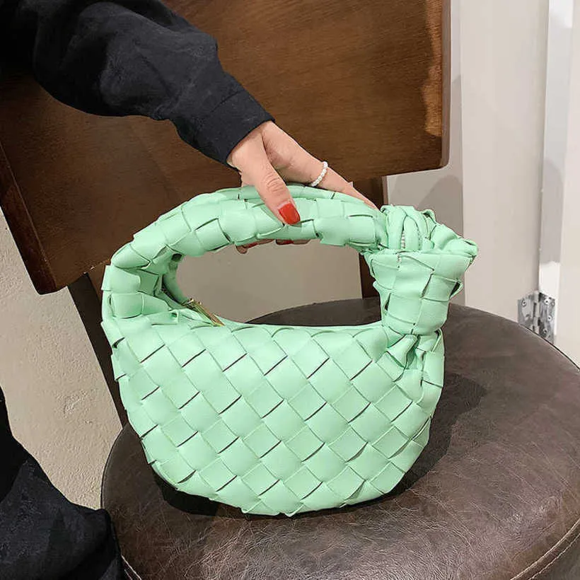 مصمم حقيبة صغيرة للسيدات الأزياء الجديدة منسوجة الكتف الملمس الملمس. حقيبة يد بسيطة