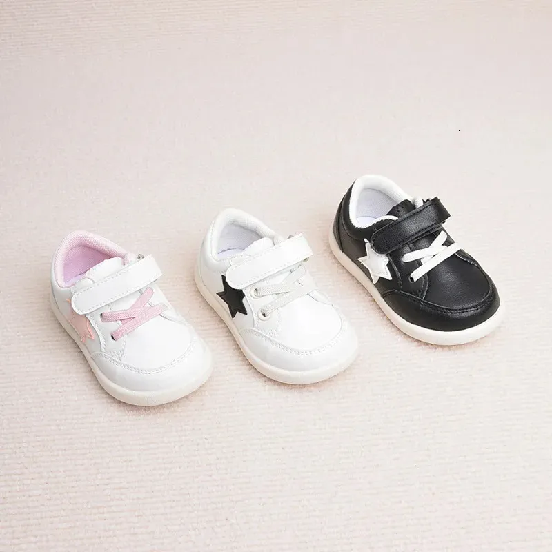 Platte schoenen lente babyschoenen voor jongensleer peuter kinderen op blote voeten zachte zool buitenkinderen tennis mode meisjes sneakers 231218