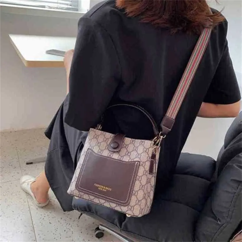 2024 New Designer women's crossbody shoulder trend printing large bucket belt portable personalized diagonal bag