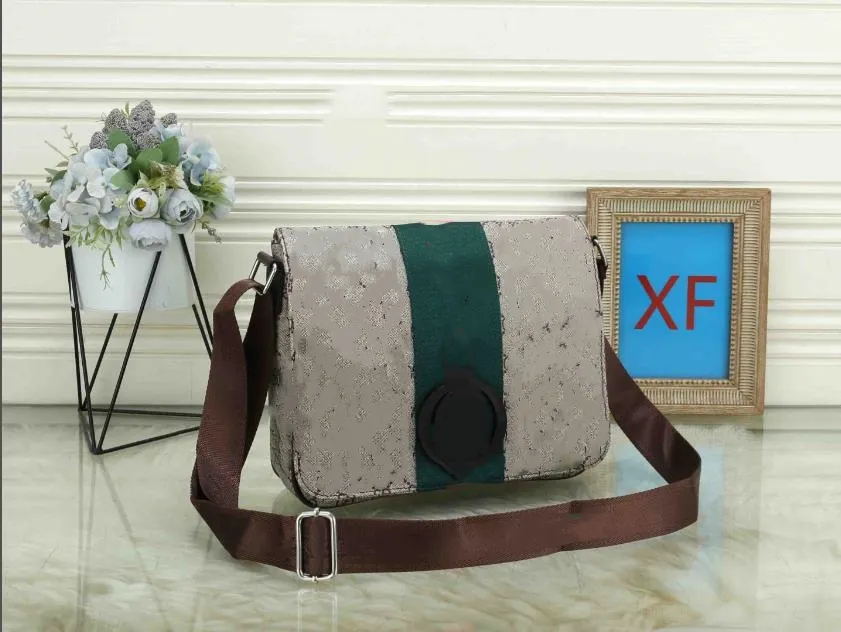 Luxe Ontwerpersversies Schoudertassen Cross Body Handtassen Heren Werk Outdoor Vrije tijd Portemonnees Achterzak met rits Messenger Bag 206