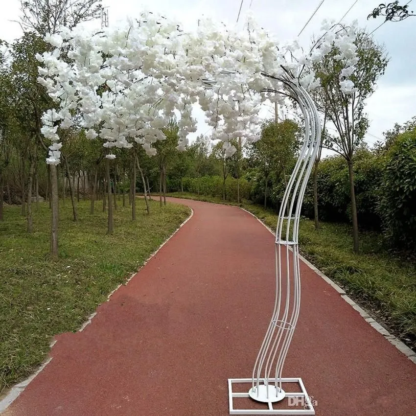 2,6m yükseklik beyaz yapay kiraz çiçeği ağaç yolu kurşun simülasyonu Kiraz çiçeği Demir kemer çerçevesi ile düğün partisi sahne rr