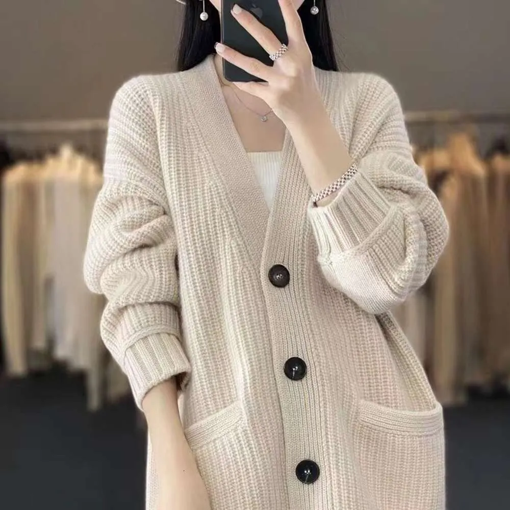 Europeisk station stickad Cardigan Women's 2023 Autumn/Winter New V-Neck Gentle and Simple Medium Length Loose Sweater