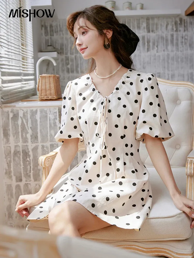 Urban Sexy sukienki Mishow francuski vneck sznurka krawat dots sukienka 2023 Summer Puff Sleeve ALINE ELEGANT KNELELEMNE KRÓTKA MXC39L1578 231218