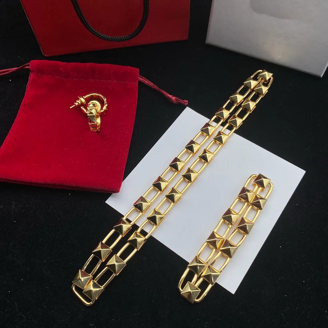 Vintage V-Letter Diamond-halsband för kvinnor och män Fyrkantig halskedja med smidig ihålig mässingskedja Klavikulärt halsbandsarmband Set Design Smycken